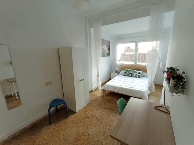 Granada Room for rent